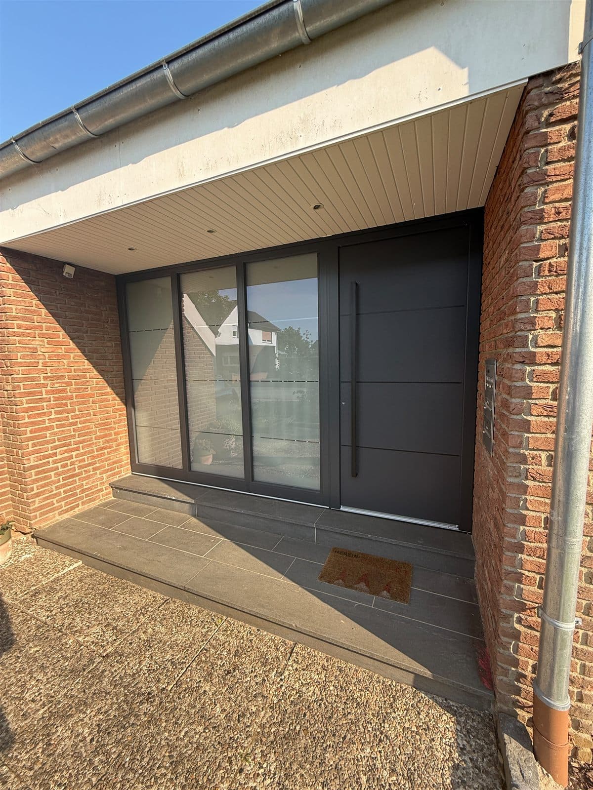 Anthrazitfarbene Fenster und Haustür im Altbau in Löhne