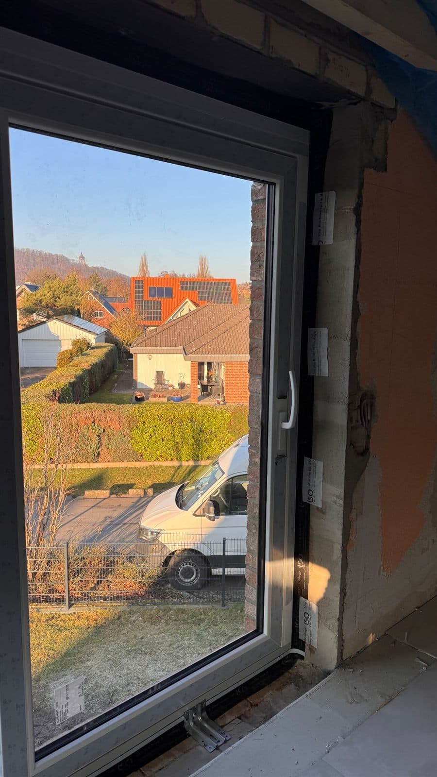 Neues Fenster mit Ausblick über die Dächer