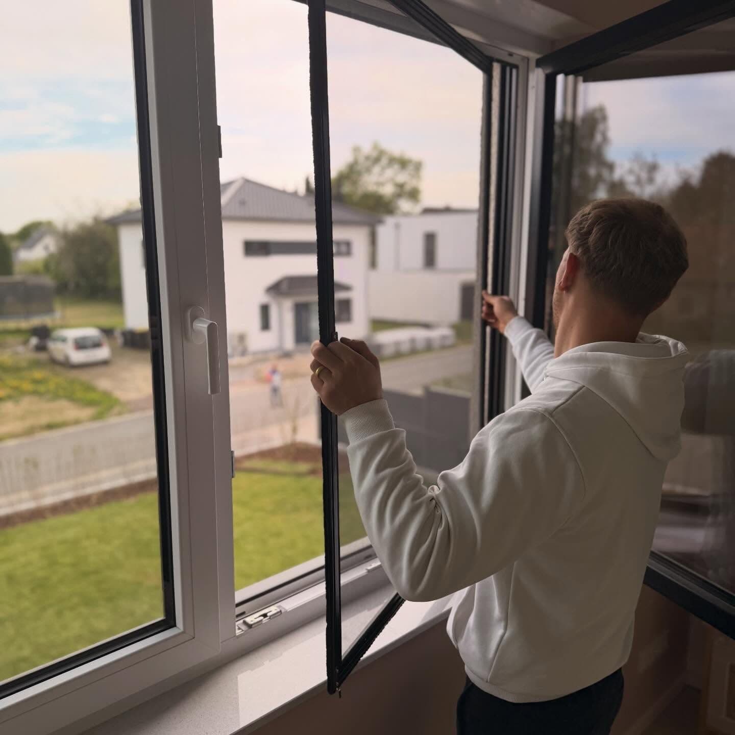 Fliegengitter-Spannrahmen an einem Fenster