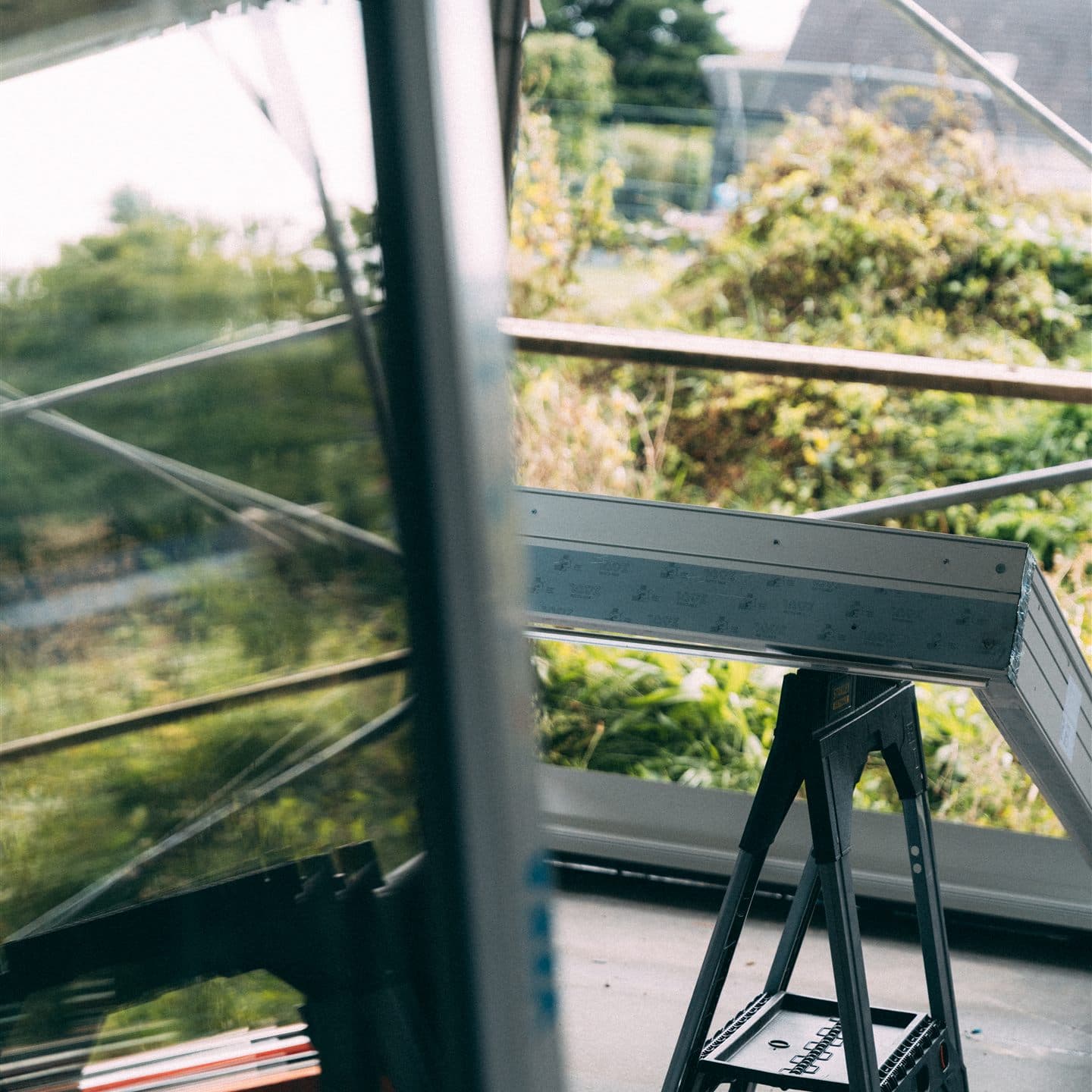 Monteur von luma fenster beim Fenstereinbau