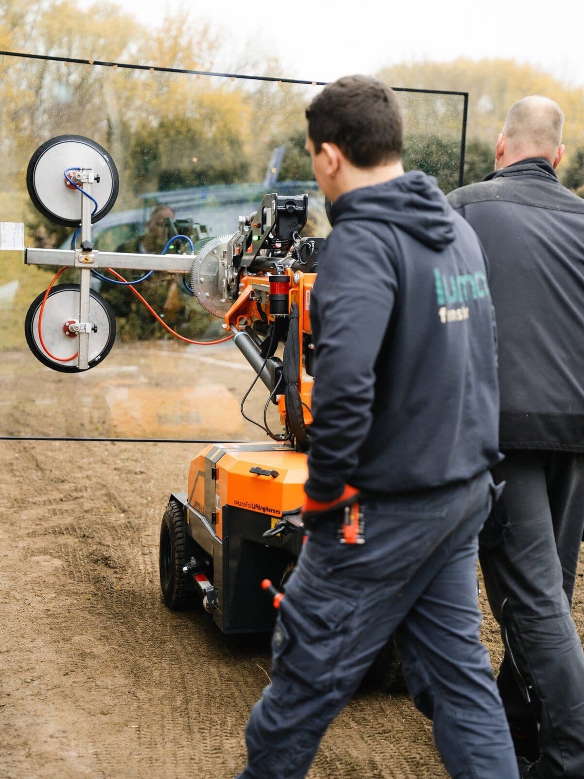 Große Glasscheibe wird mit dem Glasroboter eingesetzt