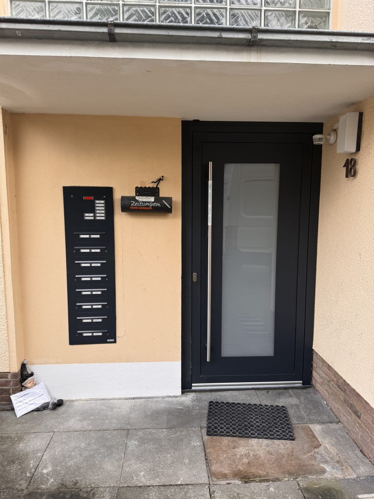 Neue anthrazitfarbene Haustür mit Glaselement