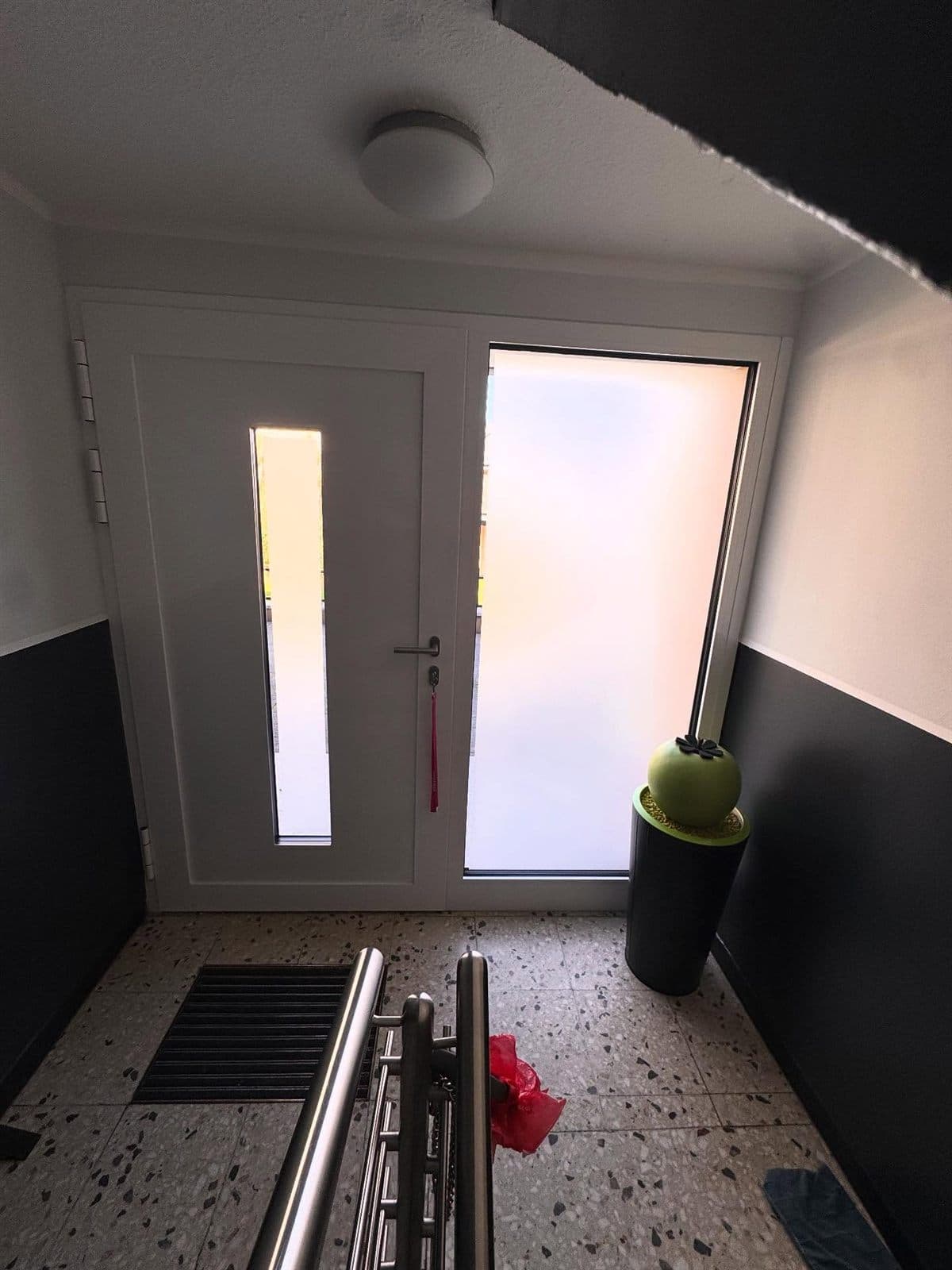 Haustür von innen in einem Hausflur