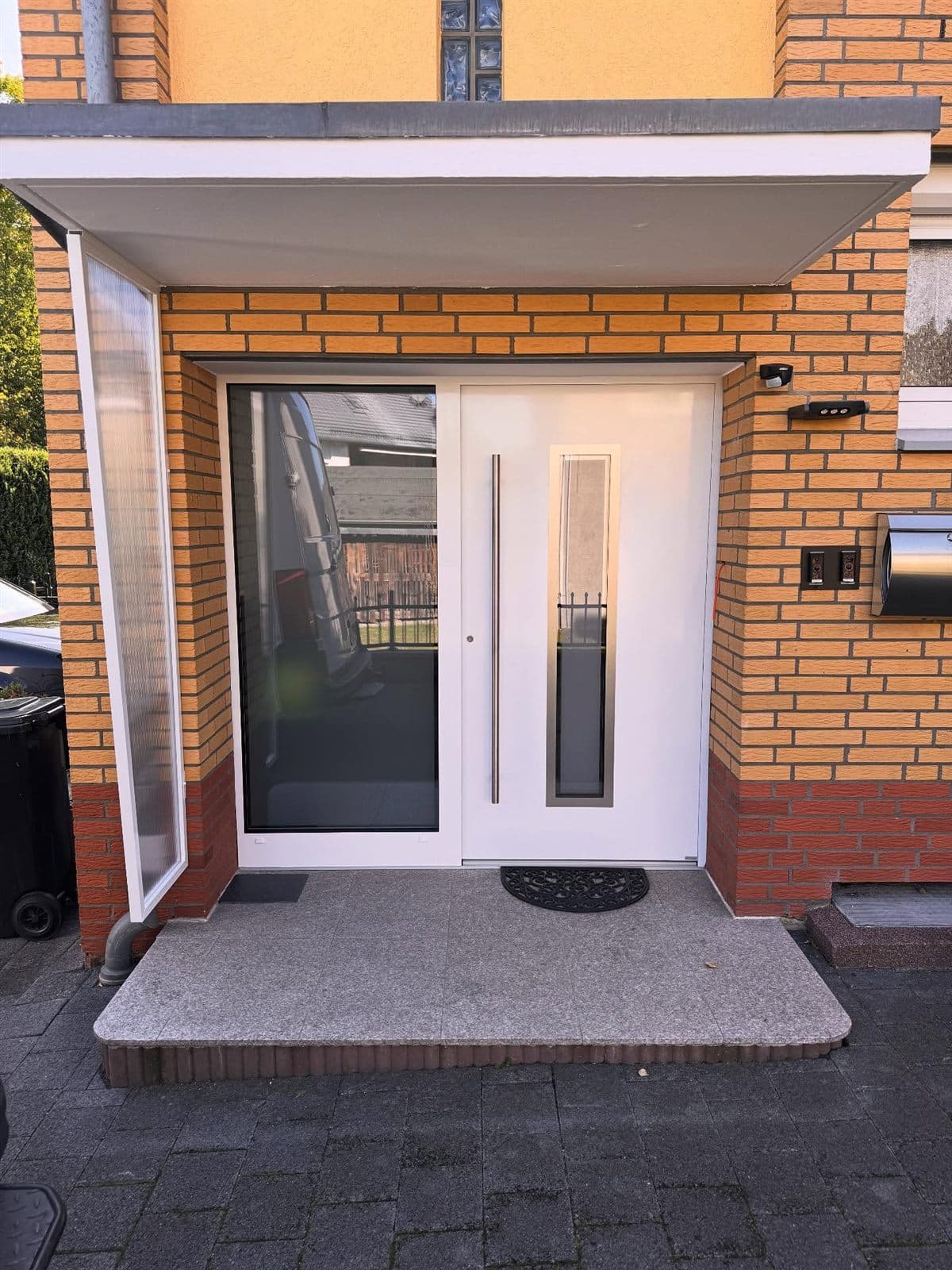 Neue weiße Haustür