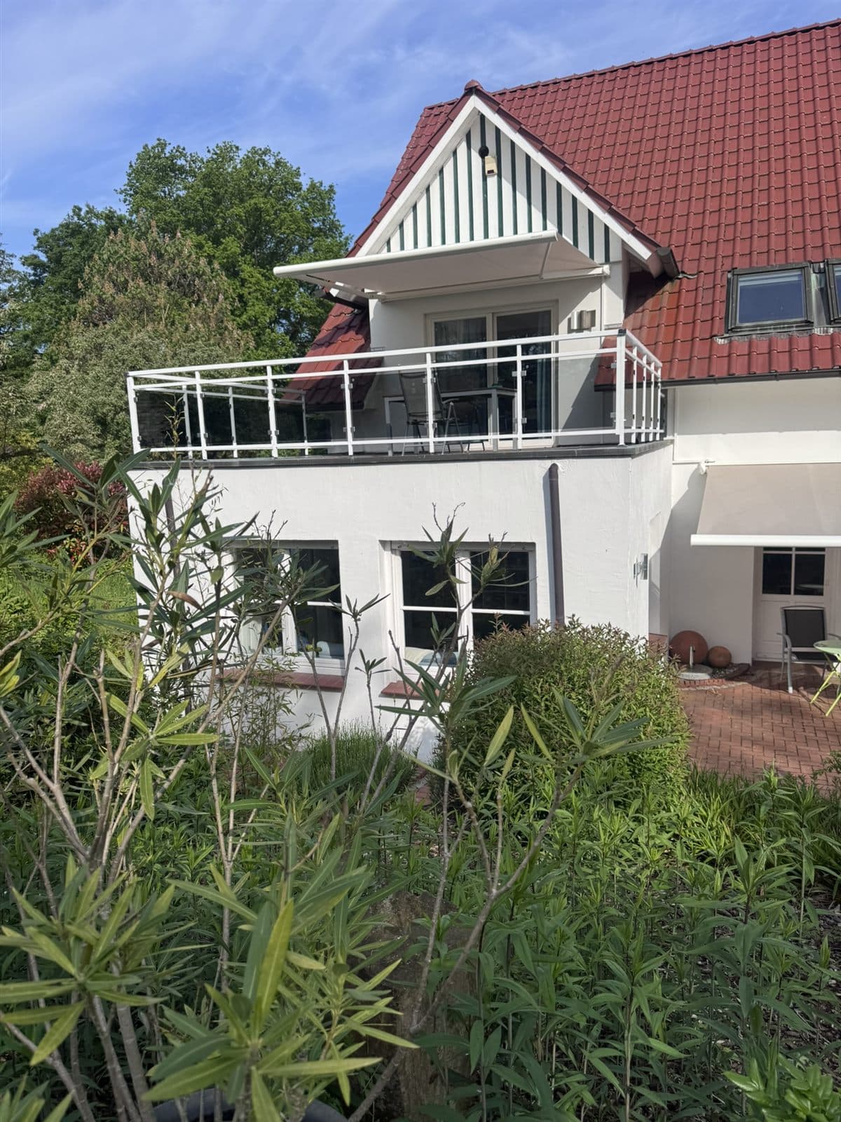 Ausgefahrene Markise an einem Einfamilienhaus