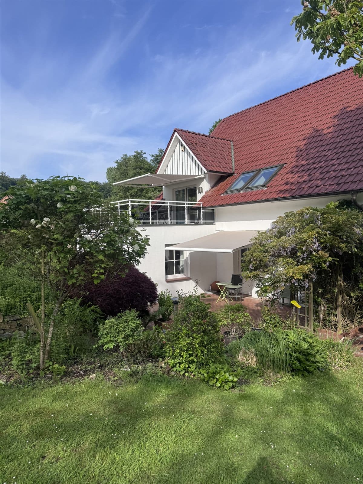 Markise über der Terrasse eines Einfamilienhauses