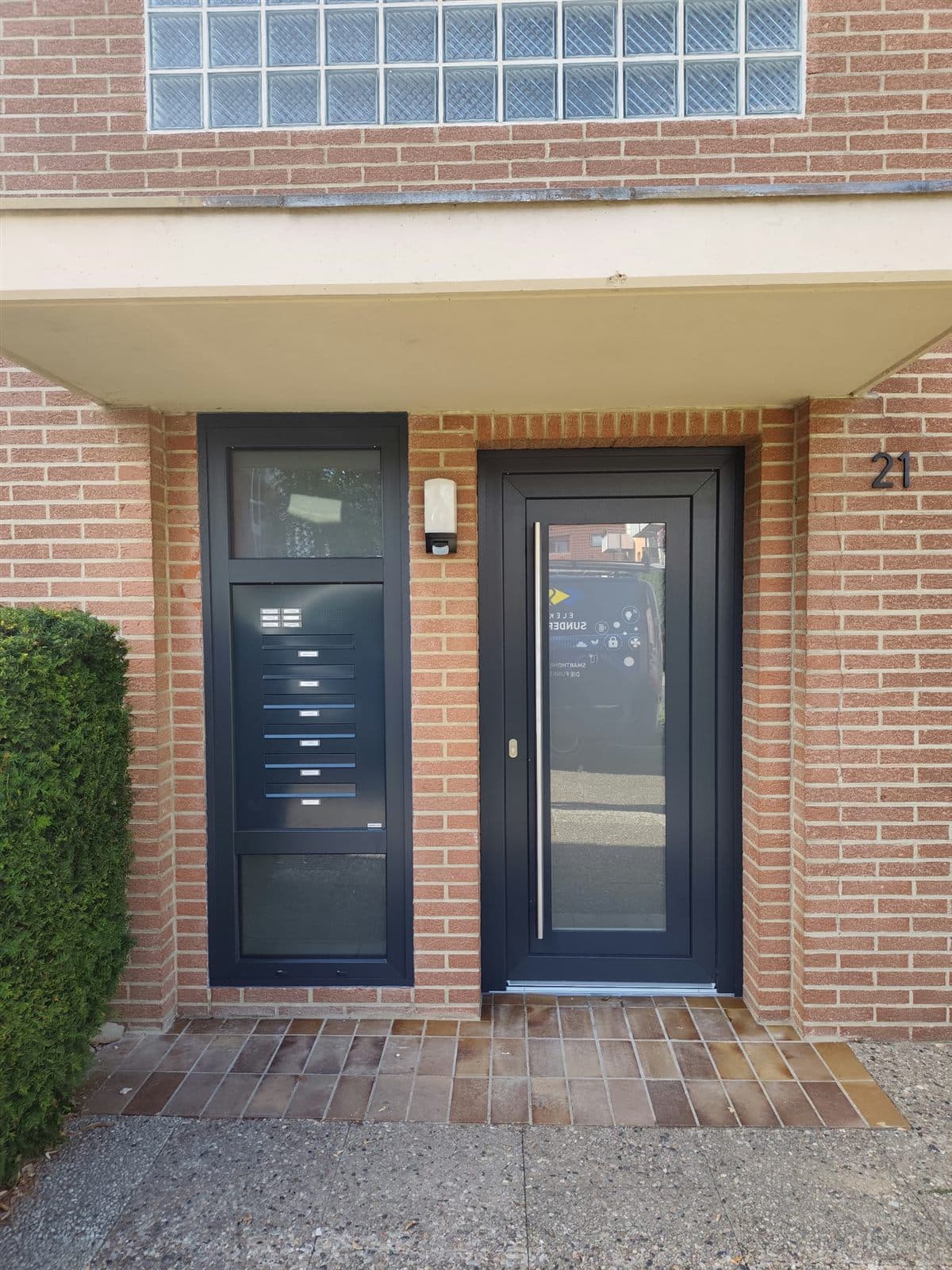 Anthrazitfarbene Haustür mit Briefkasten-Seitenteil