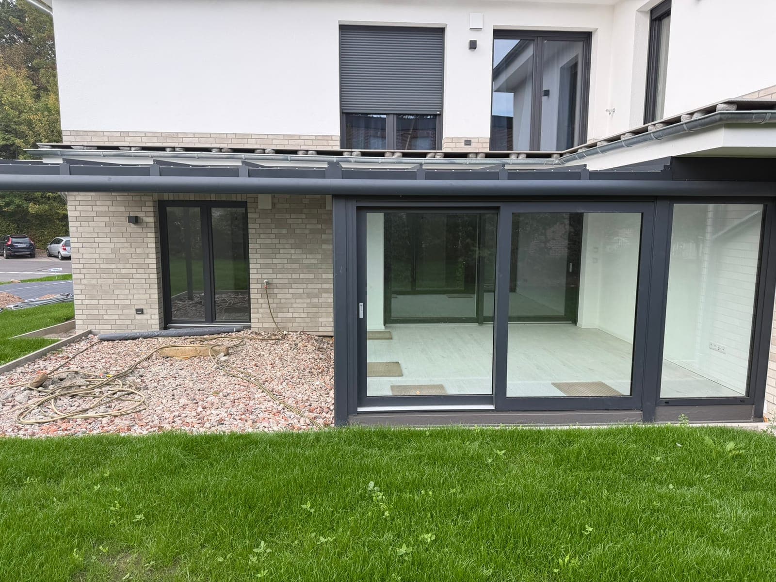 Wintergarten mit Hebeschiebetüren und durchgehendem Glasdach über der Terrasse in Bad Oeynhausen